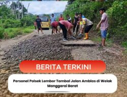 Personel Polsek Lembor Tambal Jalan Amblas di Welak Manggarai Barat 