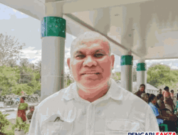 Kolaborasi dalam Baksos, Forum Pemuda NTT Bagi Sarung untuk Pasien Sunat Masal