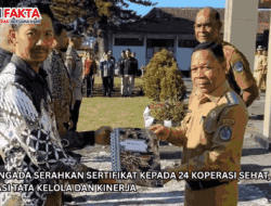 Bupati Ngada Serahkan Sertifikat kepada 24 Koperasi Sehat, Apresiasi Tata Kelola dan Kinerja
