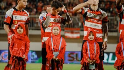 Siswa MIQI Darus Salam Pamekasan Ukir Momen Istimewa sebagai Player Escort Madura United FC