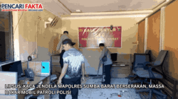 LIPSUS: Kaca Jendela Mapolres Sumba Barat Berserakan, Massa Bakar Mobil Patroli Polisi