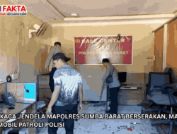 LIPSUS: Kaca Jendela Mapolres Sumba Barat Berserakan, Massa Bakar Mobil Patroli Polisi